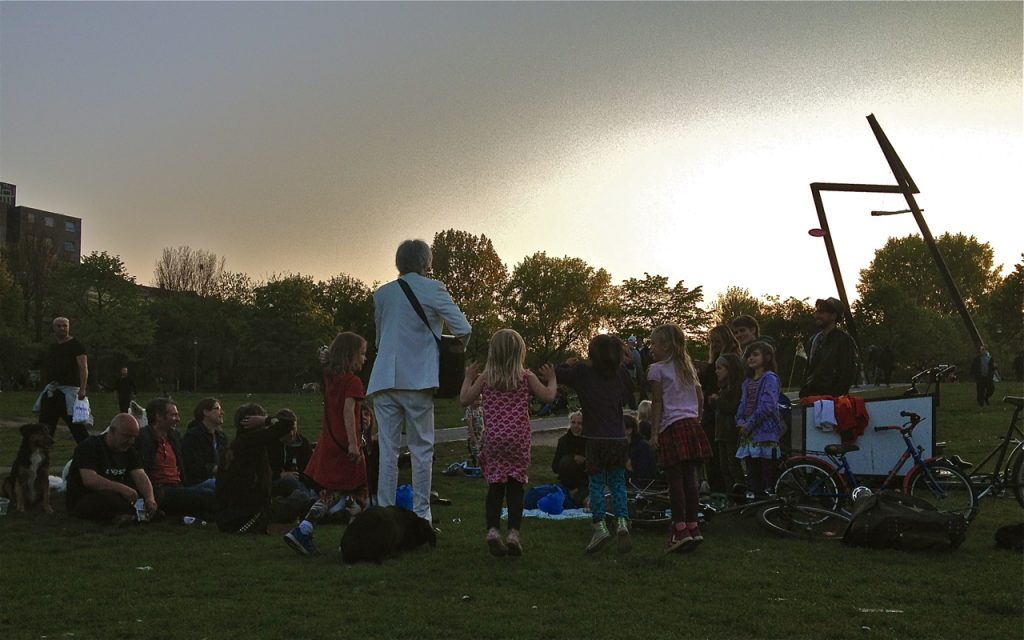Ulrich singt und spielt mit Kindern im Görlitzer Park